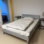 4 Bedrooms, 2 Bathrooms, Kitchen, Terrace - 10 Min To Fairground * Düsseldorf